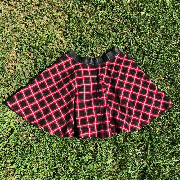 Forever 21 Red Black Plaid Skirt - Picture 4 of 4